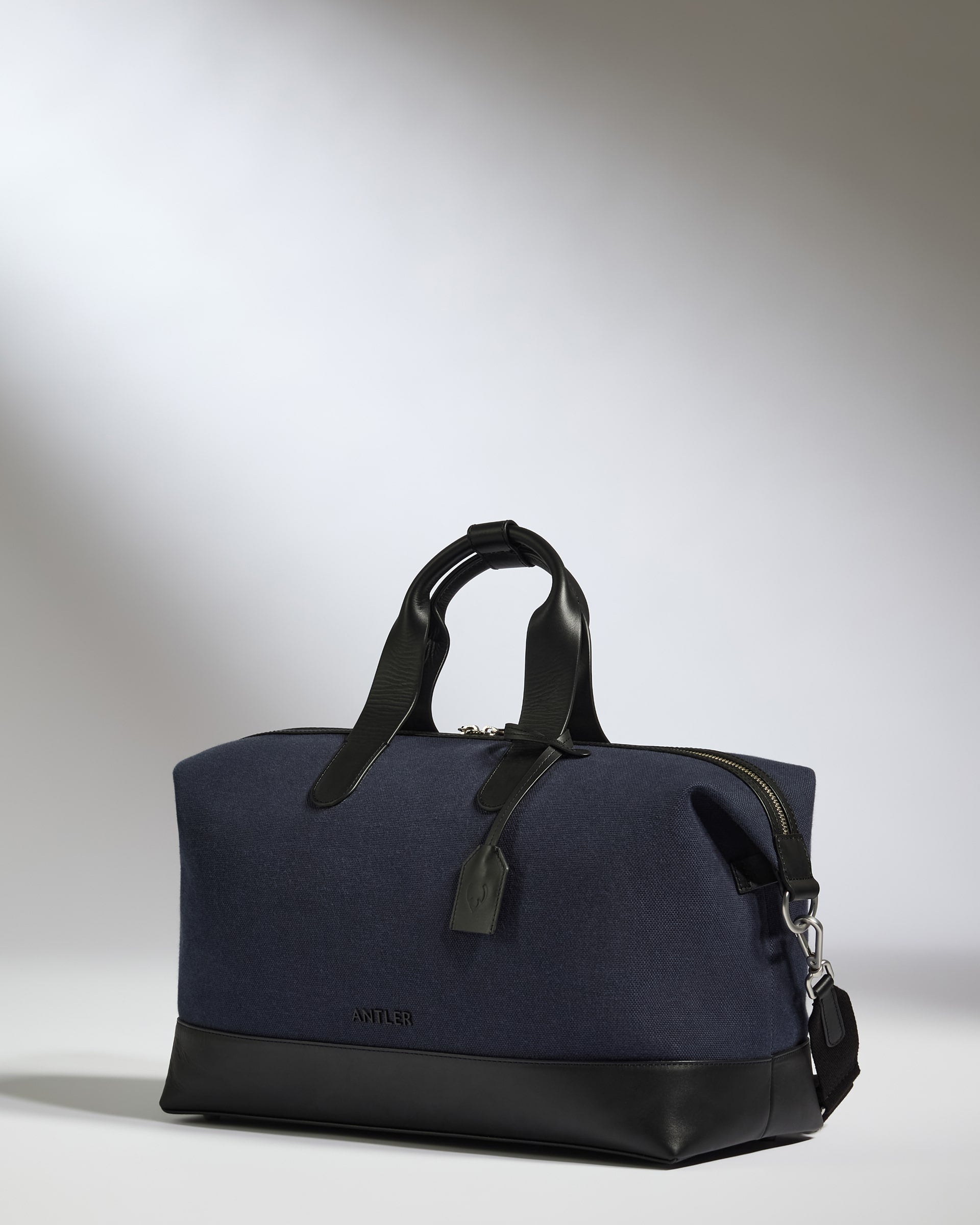 Heritage Overnight Bag in Navy