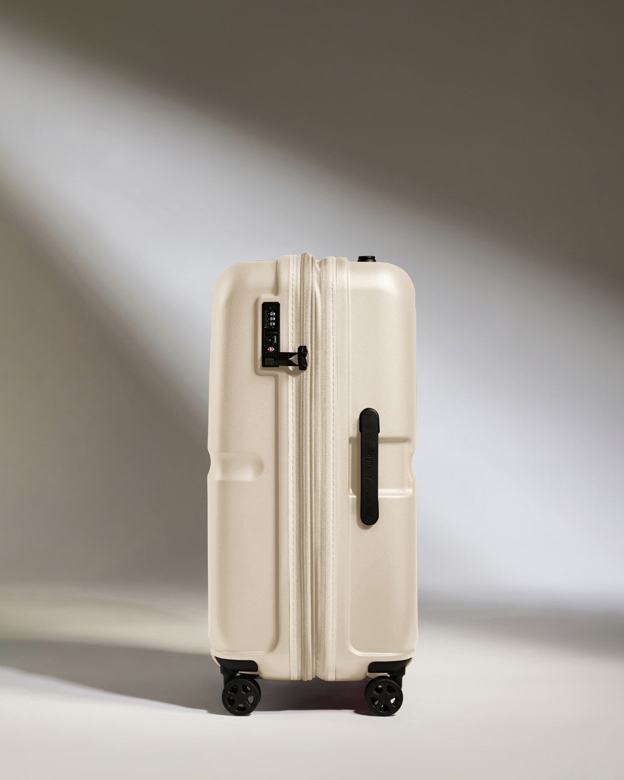 Medium Luggage in Wheat Beige - Single Stripe