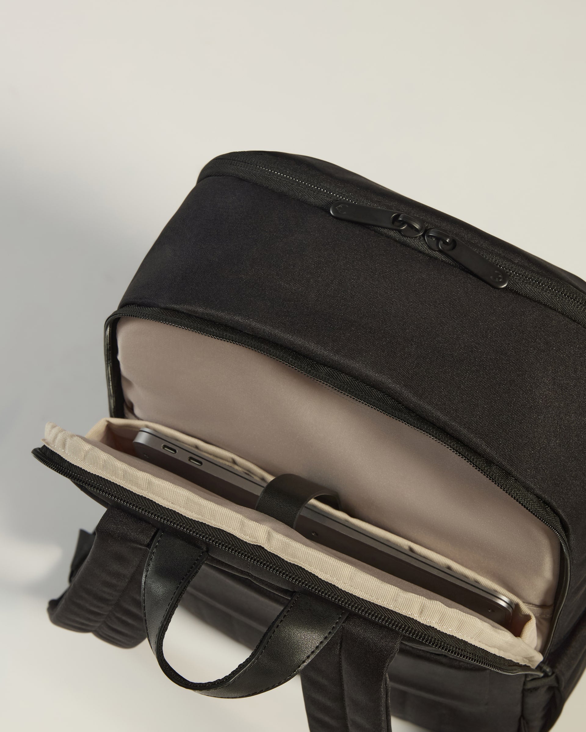 Backpack in Black - Urban Light